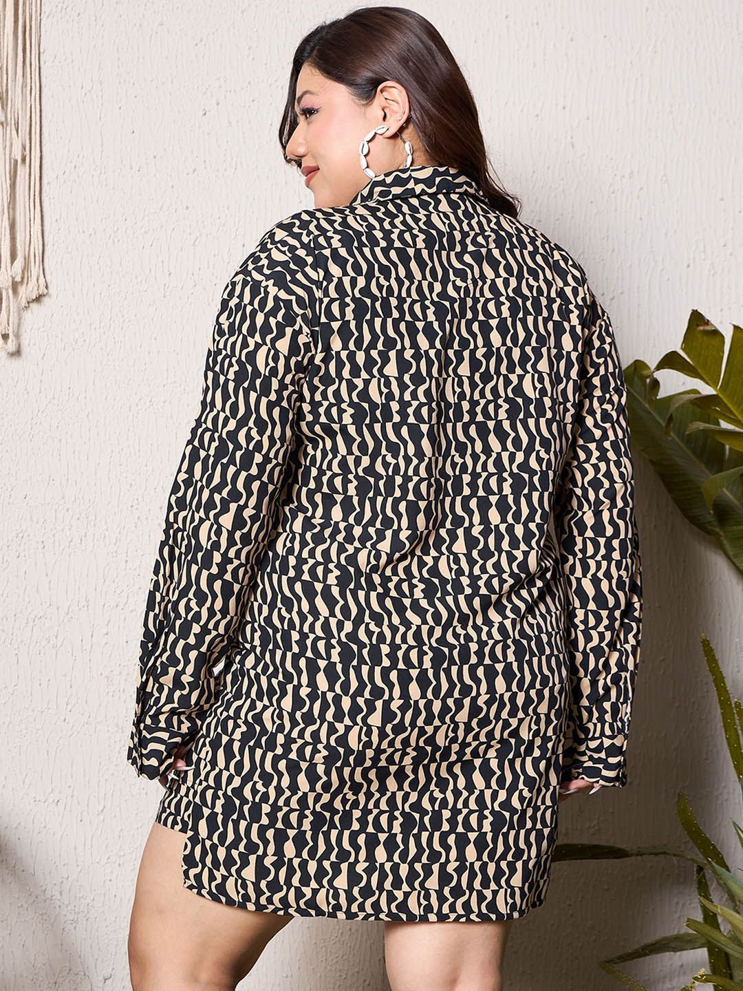 Berrylush Curve Black Plus Size Abstract Printed Longline Shirt With Mini Shorts
