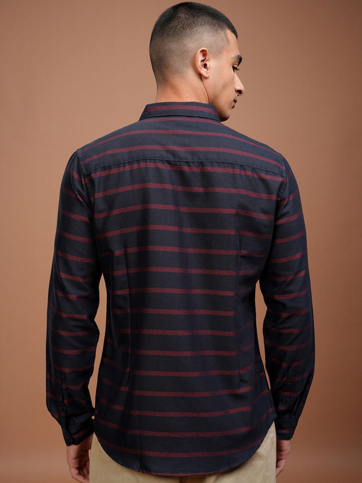 Highlander Men Navy Blue & Maroon Slim Fit bergaris baju kasual
