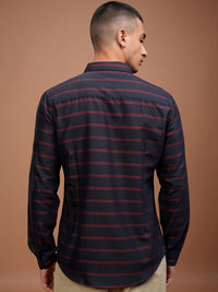 Highlander Men Navy Blue & Maroon Slim Fit bergaris baju kasual