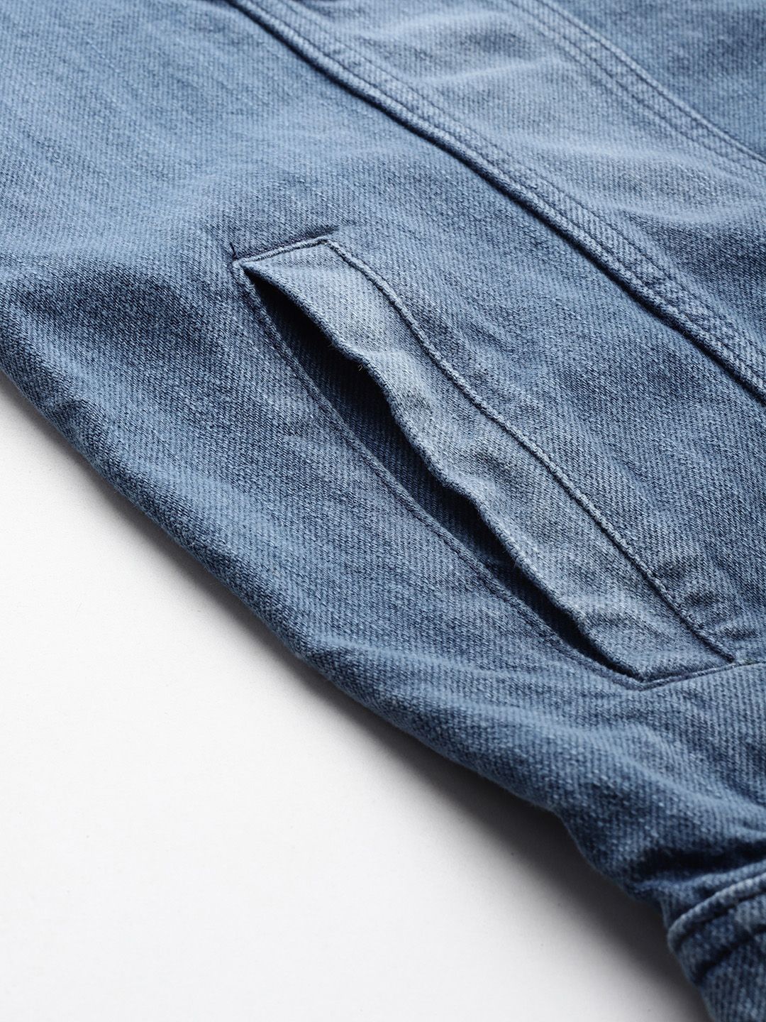 Kampus Sutra Lelaki Membasuh Jaket Denim Berkerudung