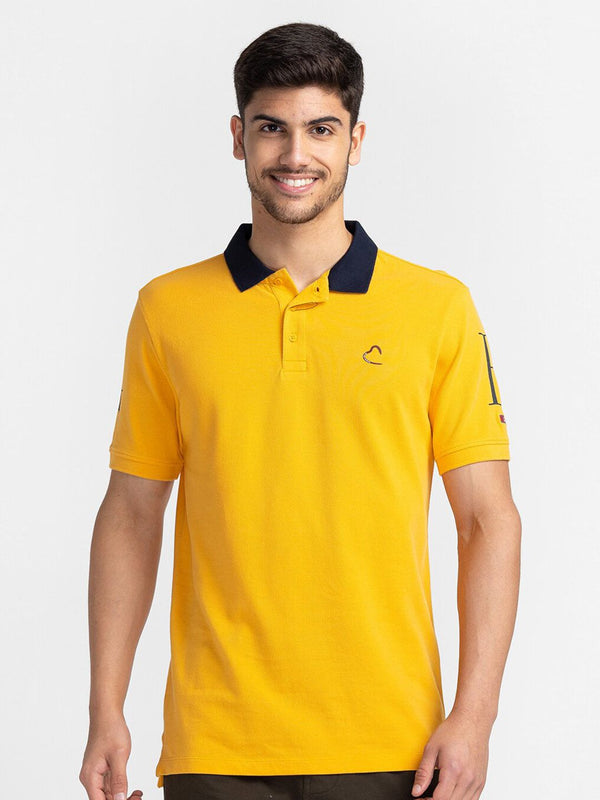 Menjadi t-shirt kolar polo yang dicetak manusia