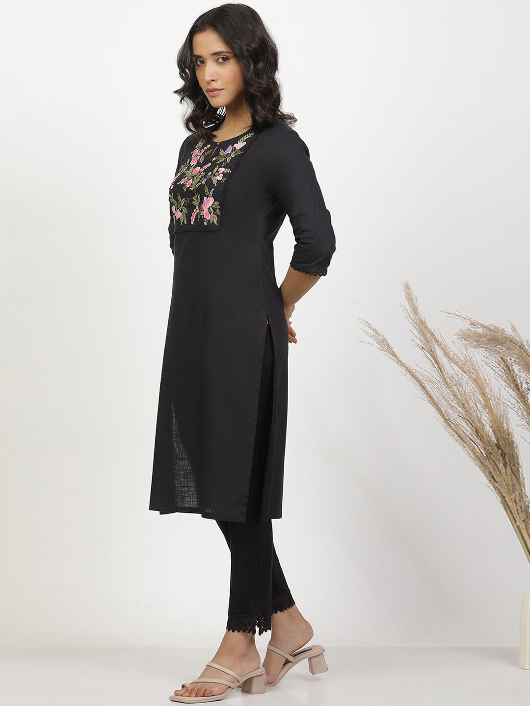 W Key Hole Neck Floral Embroidered Thread Work Cotton Straight Kurta