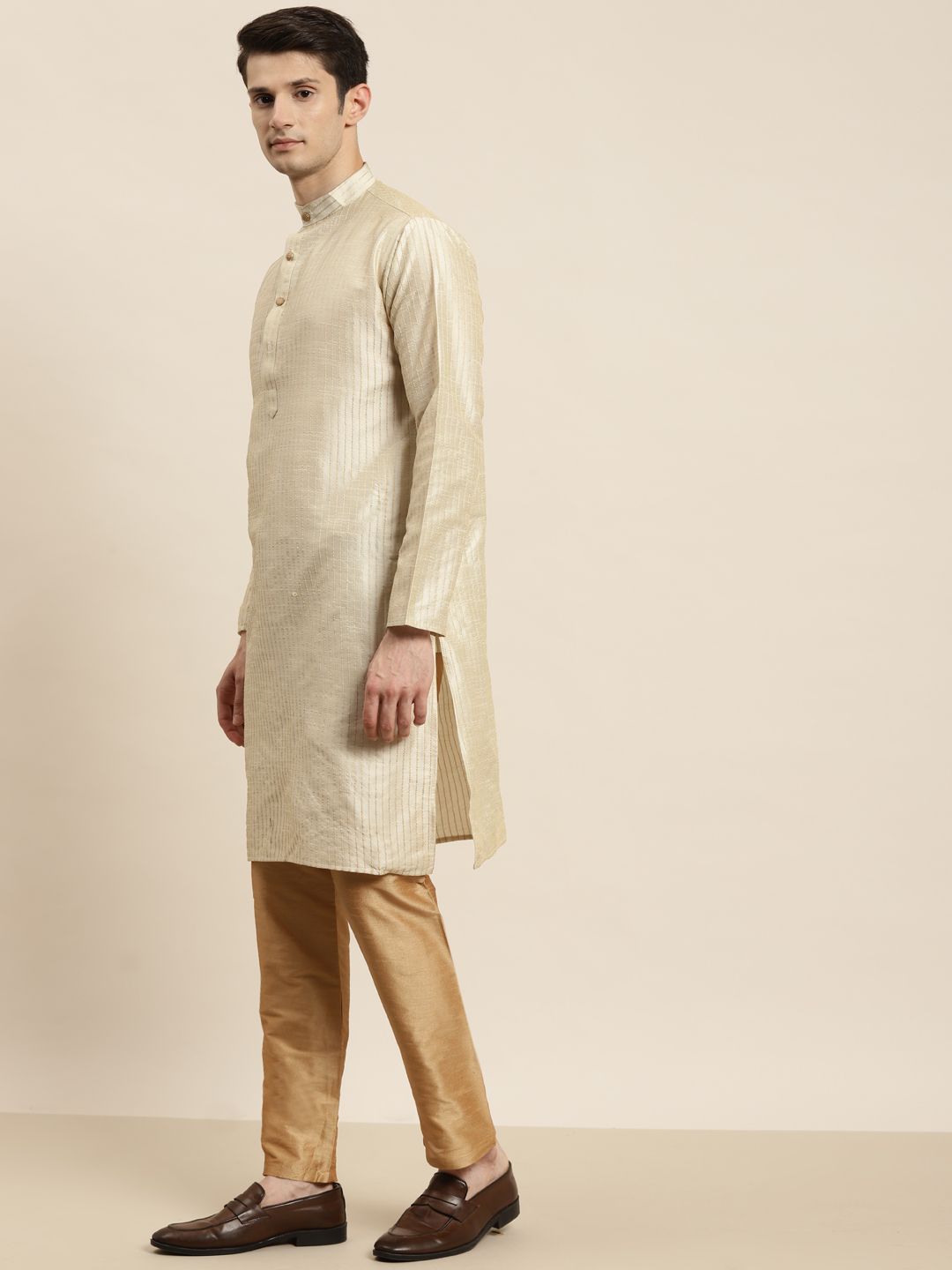 SOJANYA Kurta Berwarna Krim & Merah Lelaki dengan Jaket Churidar & Nehru