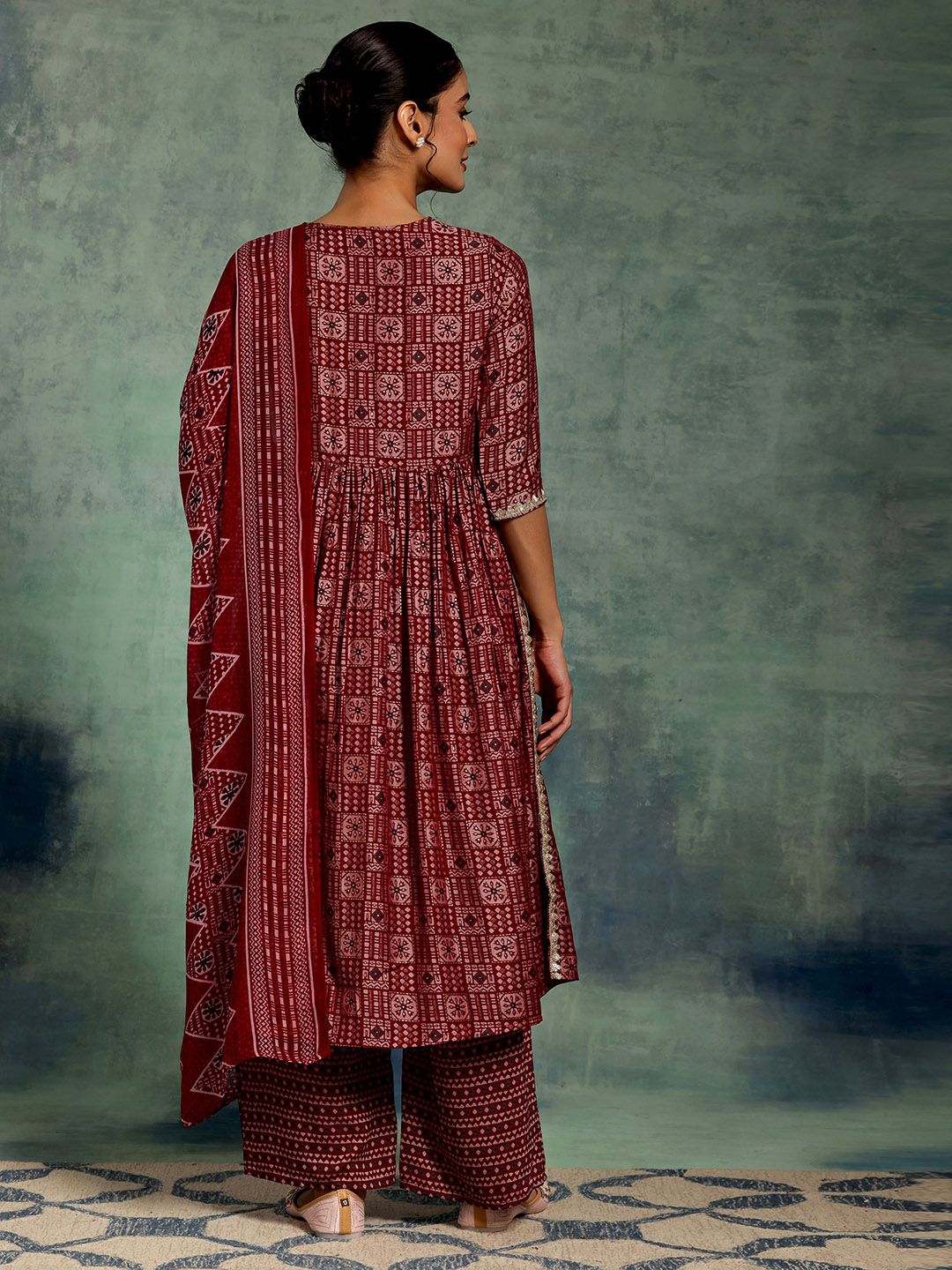 Empayar Bercetak Motif Etnik Libas Perlu Patti Kurta dengan Palazzos & Dengan Dupatta