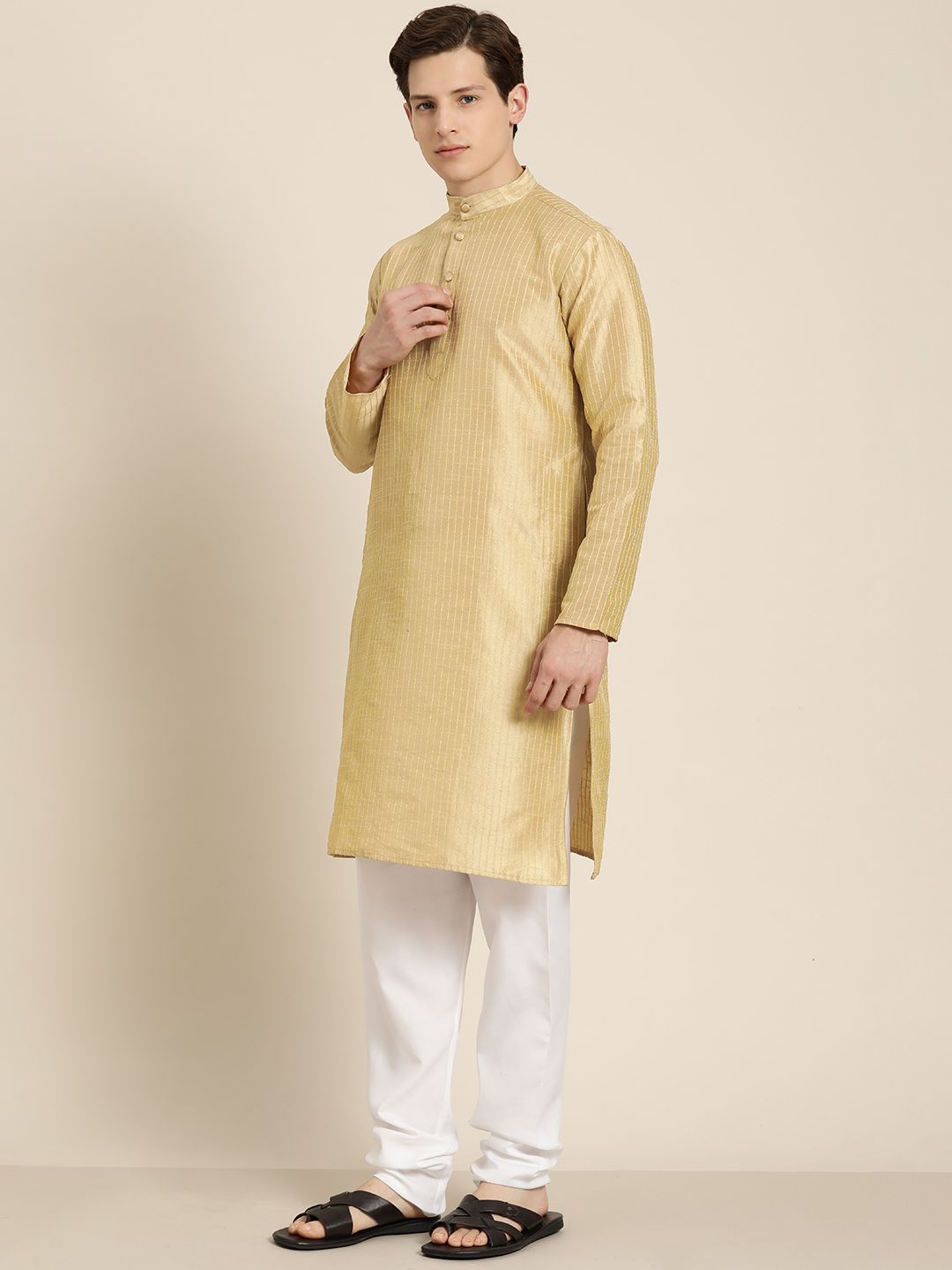 SOJANYA Lelaki Beige Striped Thread Work Straight Kurta Churidar dengan Tenunan Jaket Nehru
