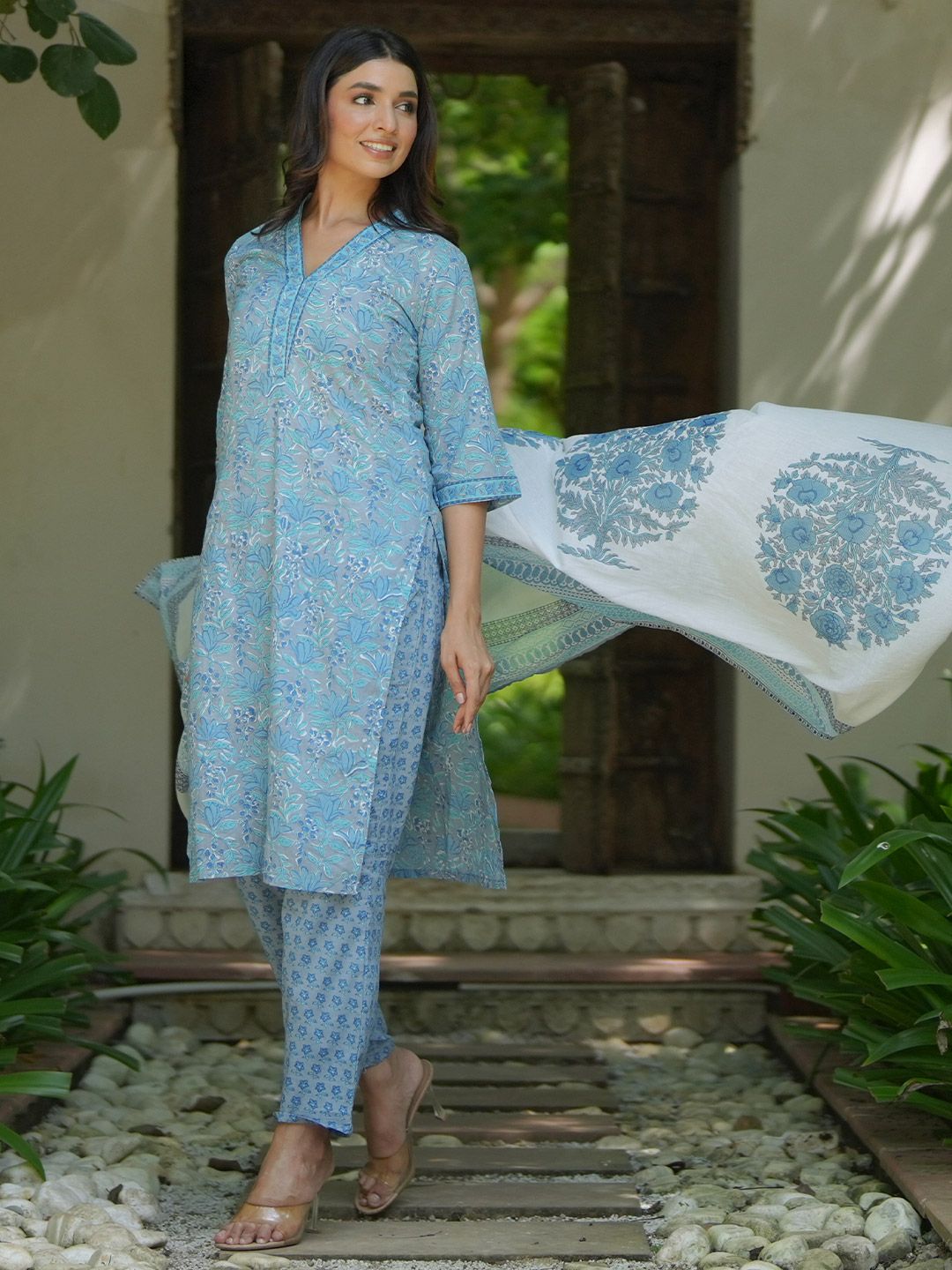 Libas biru & putih bercetak v-neck kurta kapas tulen dengan seluar & dupatta