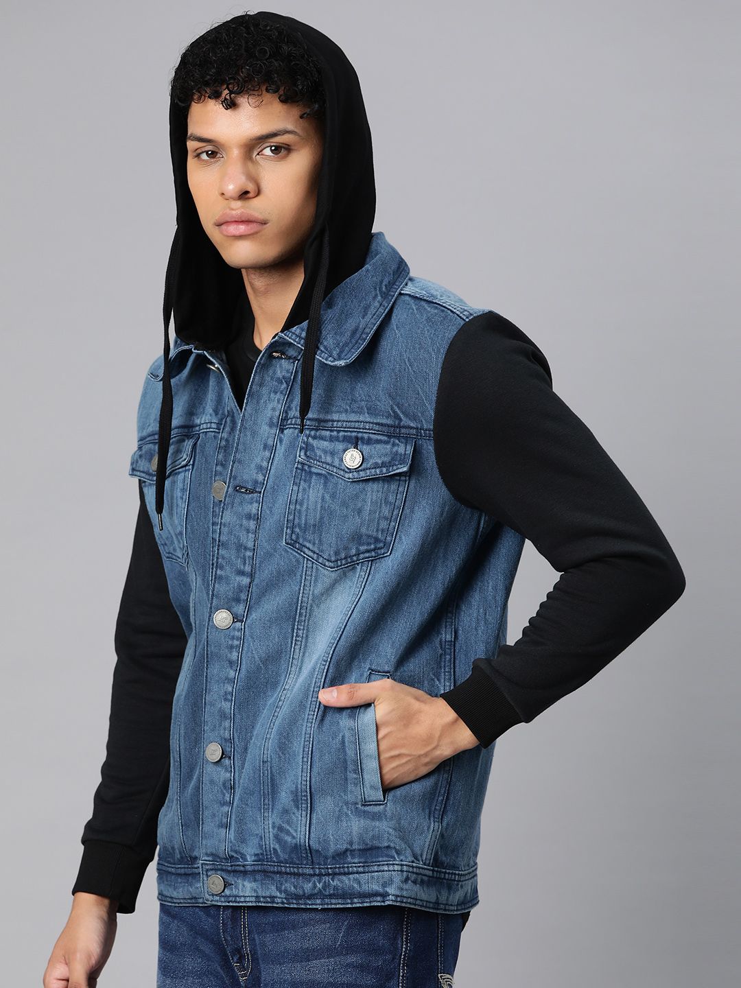 Kampus Sutra Lelaki Membasuh Jaket Denim Berkerudung