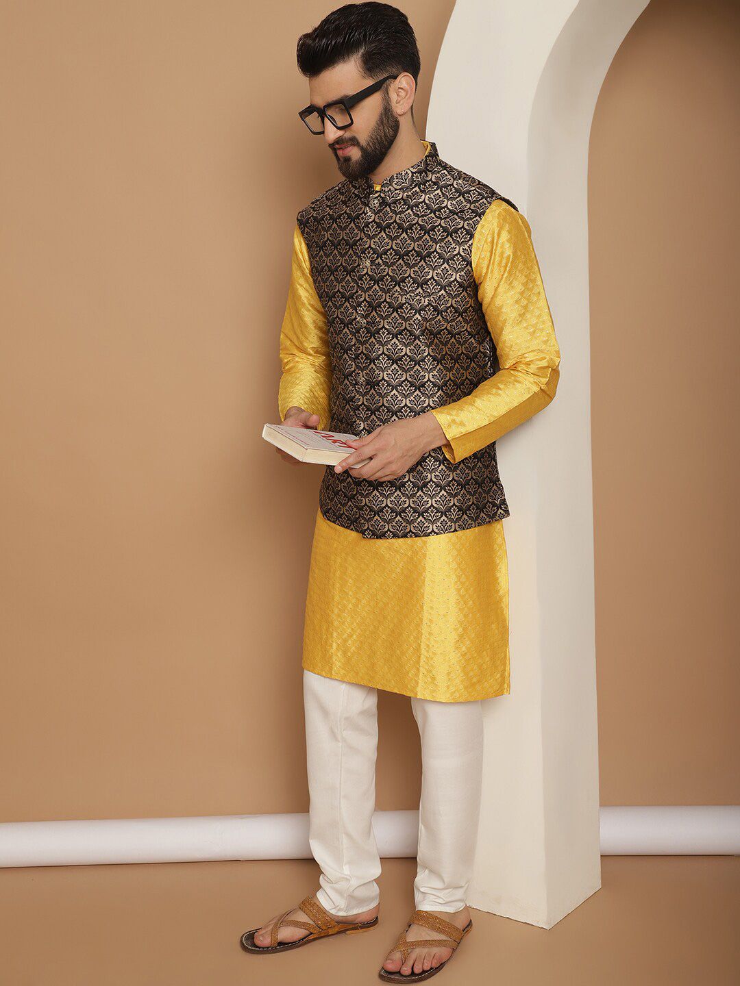 Motif Etnik Mustard Anouk Rekaan Tenunan Kurta Lurus Dengan Jaket Churidar & Nehru