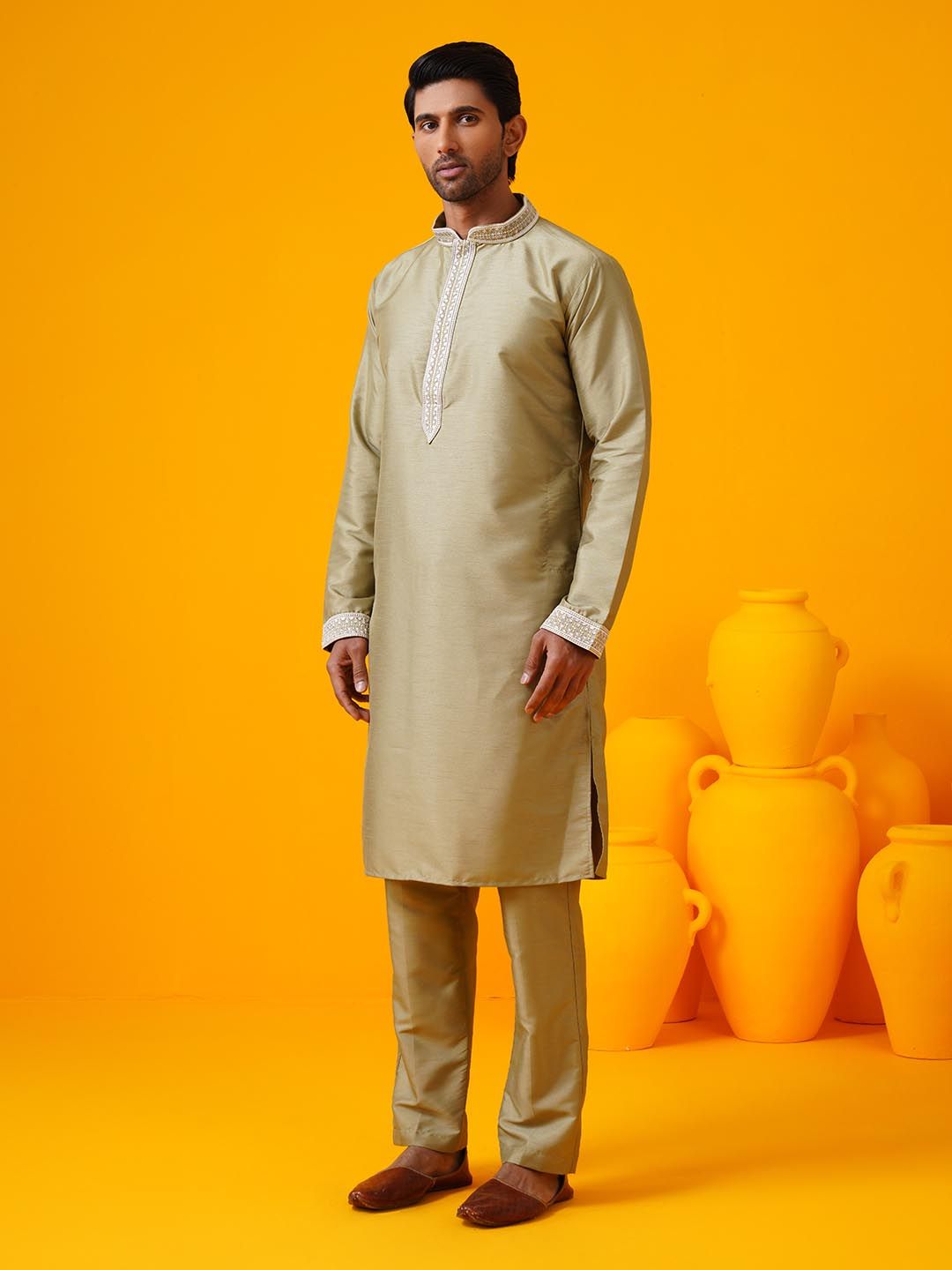 SOJANYA LUXE Motif Etnik Bersulam Kolar Mandarin Kurta Lurus & Seluar & Jaket