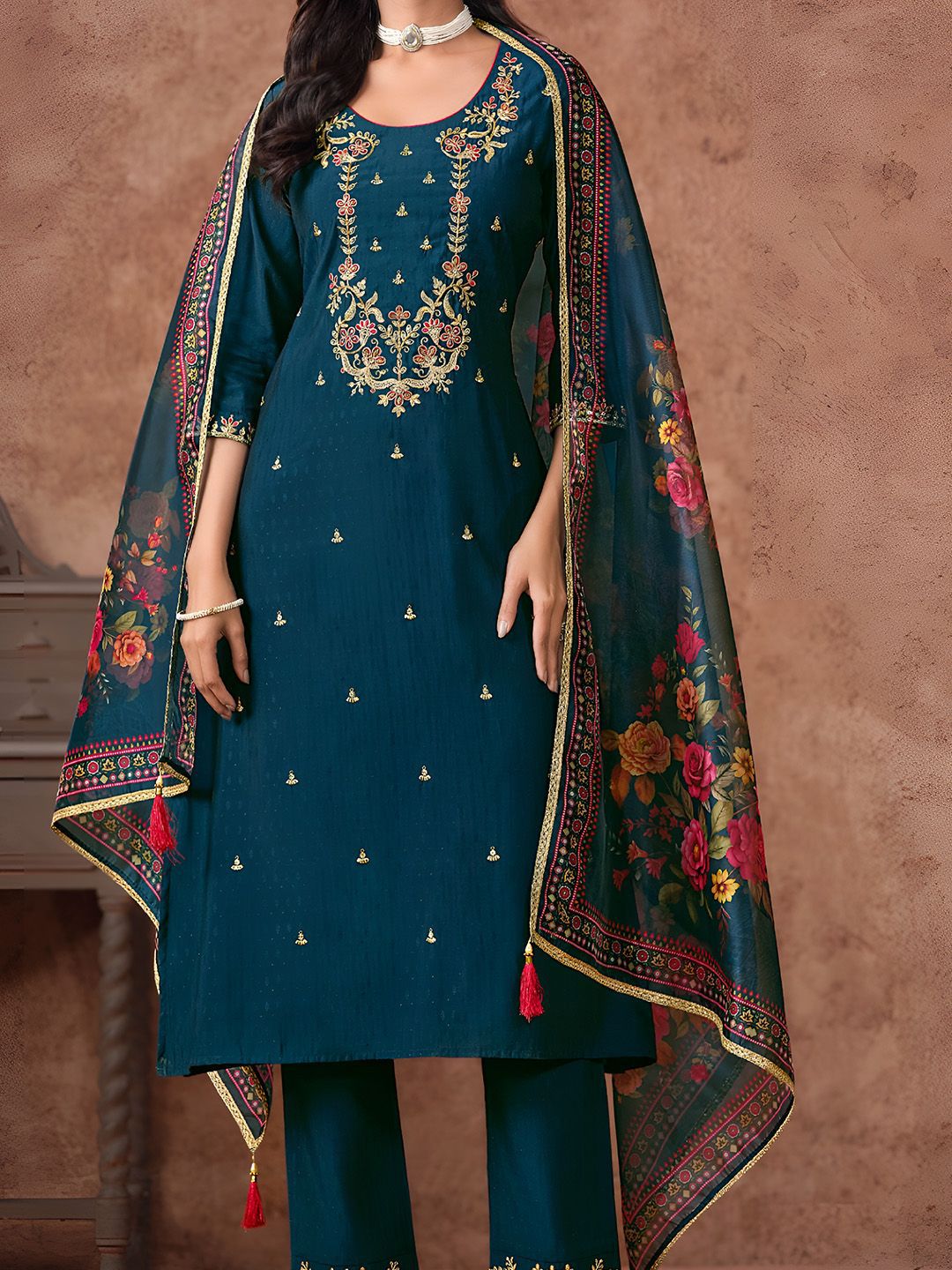 Varanga Women Floral Embroidered Regular Thread Work Kurta with Trousers & With Dupatta