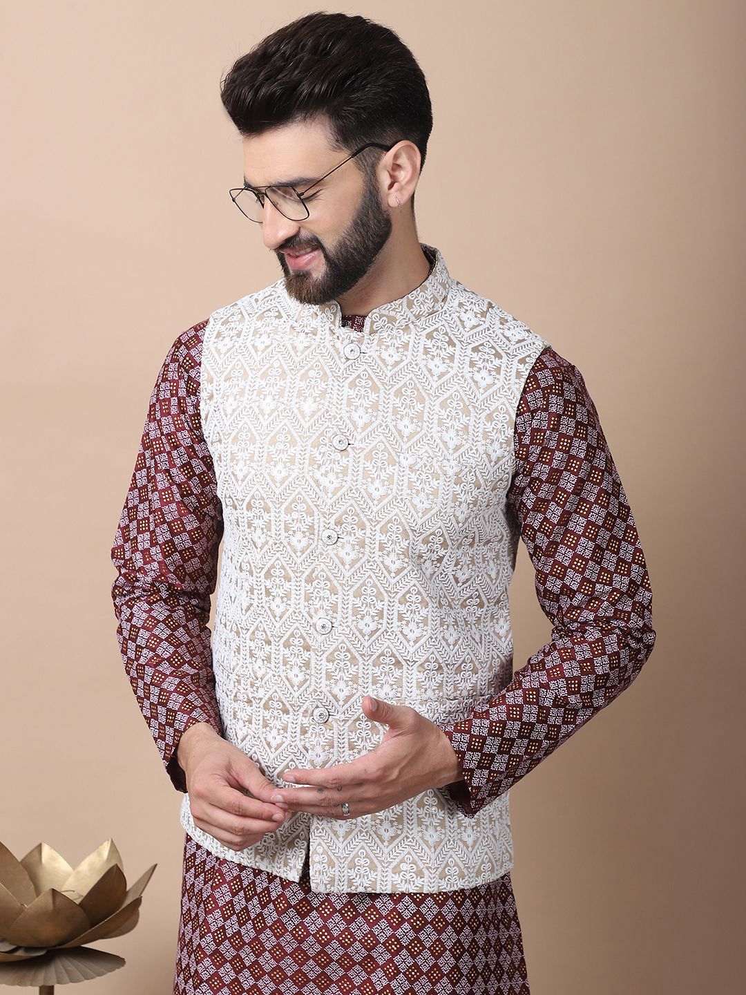 Kurta Kolar Mandarin Bercetak Motif Etnik Maroon dengan Jaket Churidar & Nehru