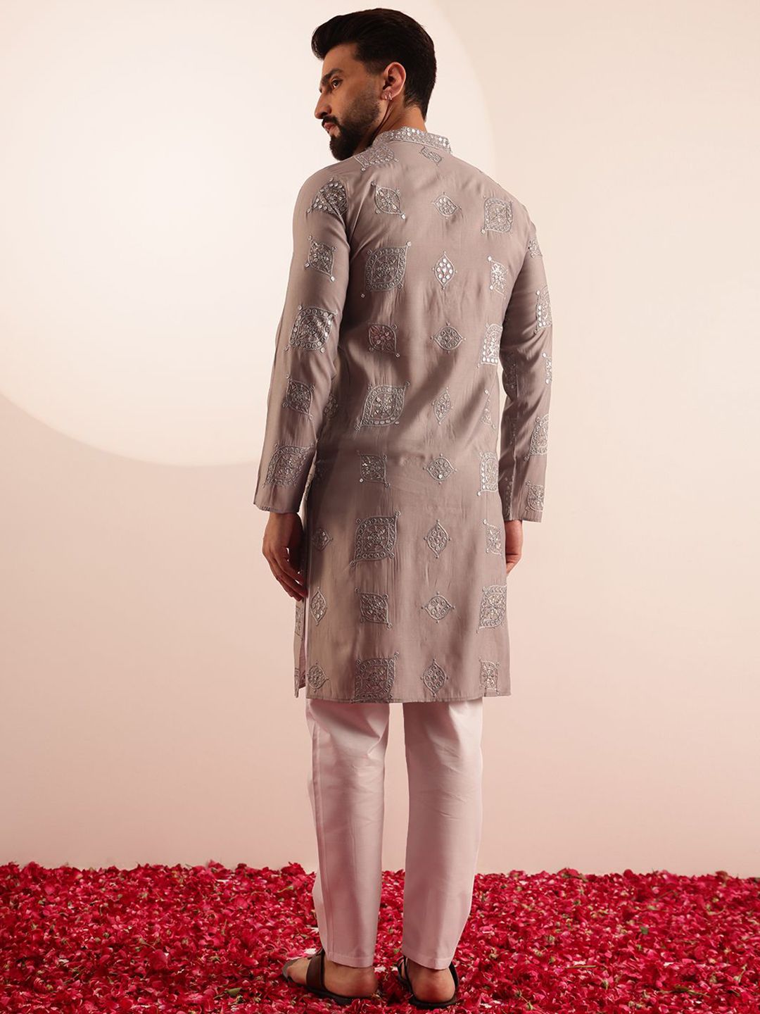 SOJANYA Men Embroidered Mirror Work Kurta