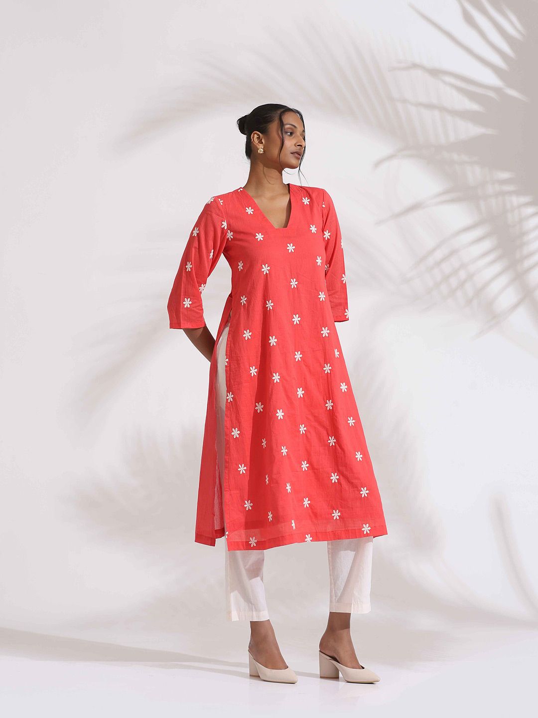 trueBrowns Women Floral Embroidered Regular Thread Work Pure Cotton Kurta with Trouser