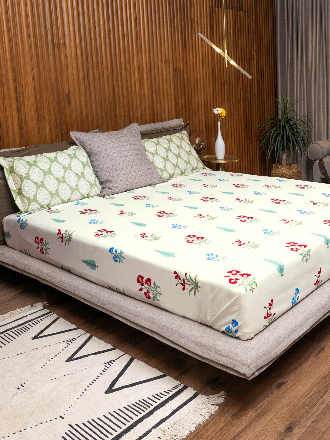 URBAN SPACE Regal White & Red Floral 220 TC Cotton Queen Bedsheet With 2 Pillow Covers