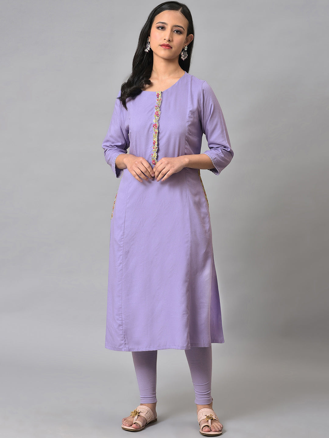 W Women Round Neck Thread Work Kurta
