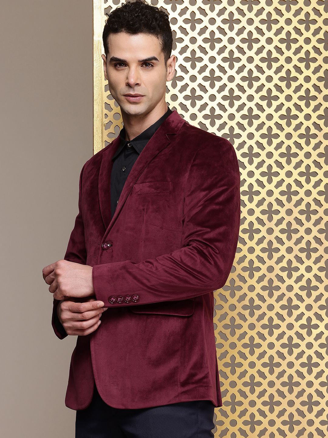 House of Pataudi Notched Lapel Single-Breasted Velvet Finish Jashn Party Blazer