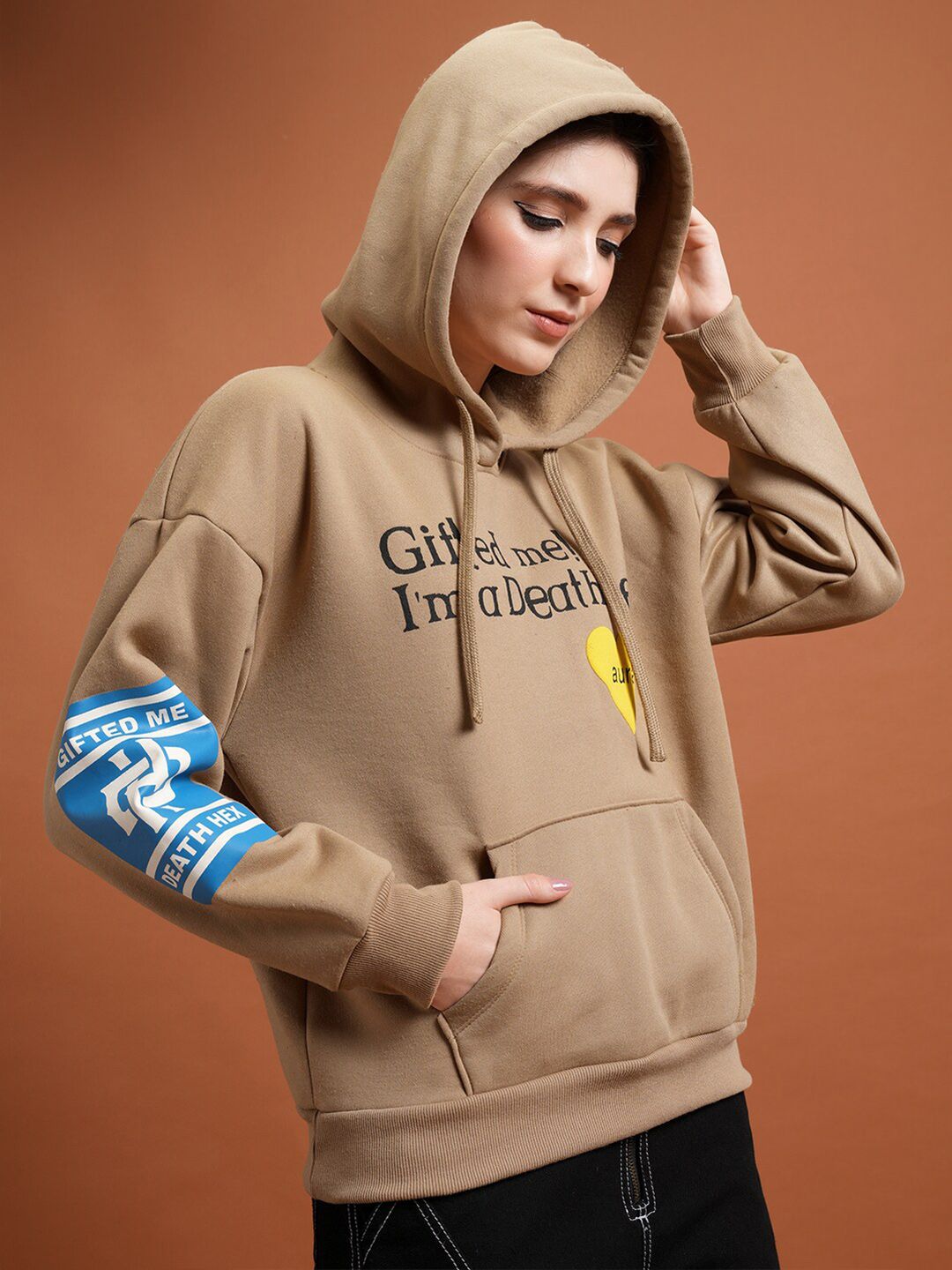 Tokyo Talkies Coklat &amp; Hitam Tipografi Bercetak Baju Pullover Bertudung