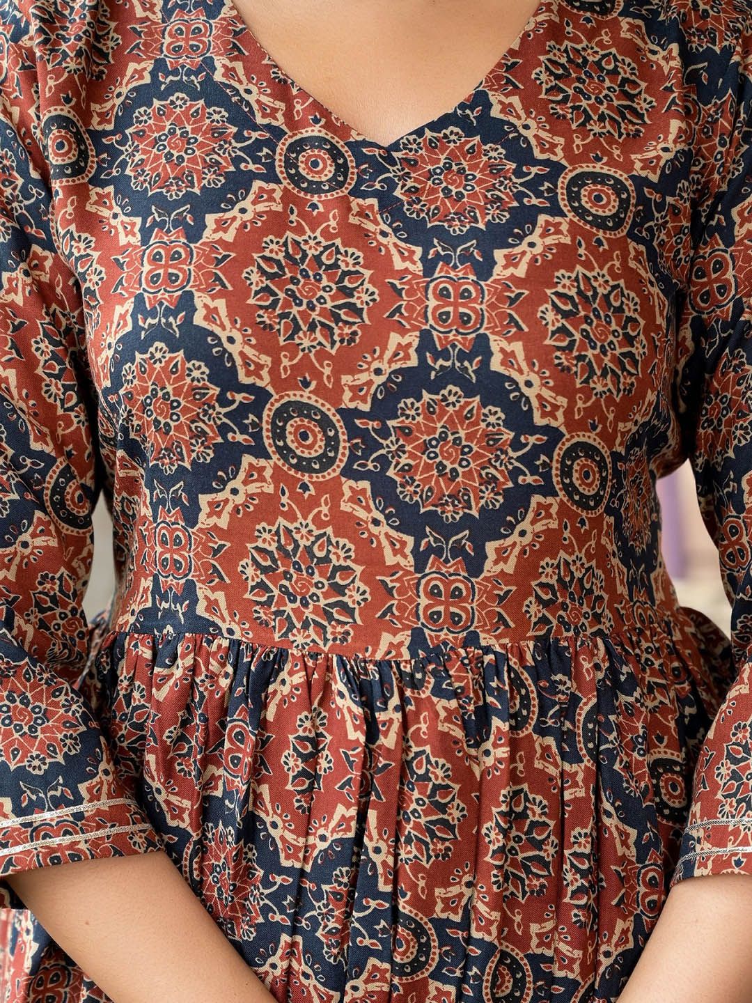 Kalini Motif Etnik Bercetak Kerja Anarkali kurta dengan seluar & dupatta