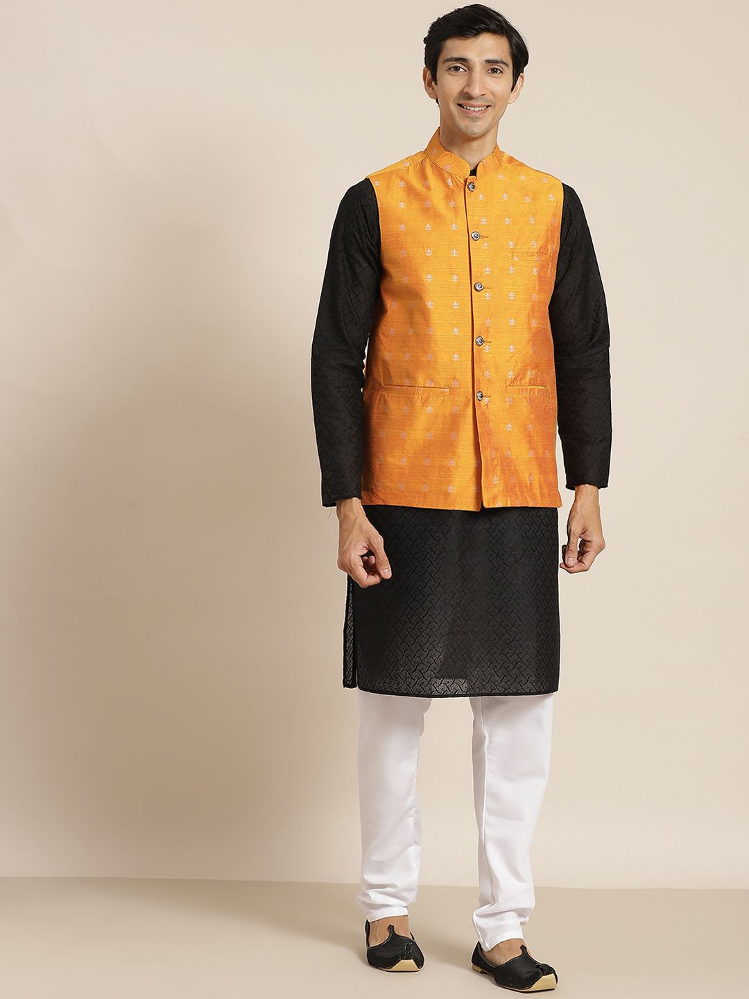 SOJANYA Lelaki Motif Etnik Hitam Chikankari Kurta Kapas Tulen dengan Jaket Churidar & Nehru