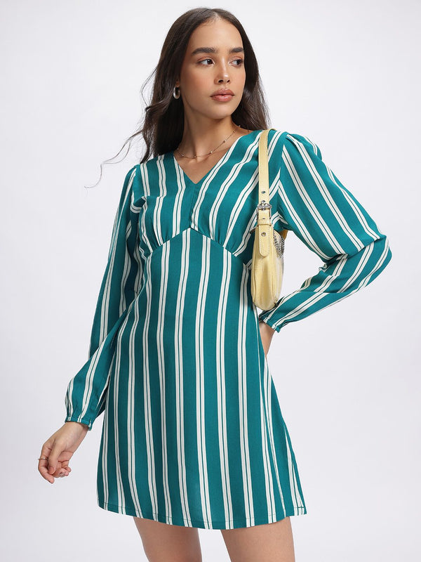 Jalur -jalur yang menarik pakaian yang digayakan oleh Empire Mini Dress