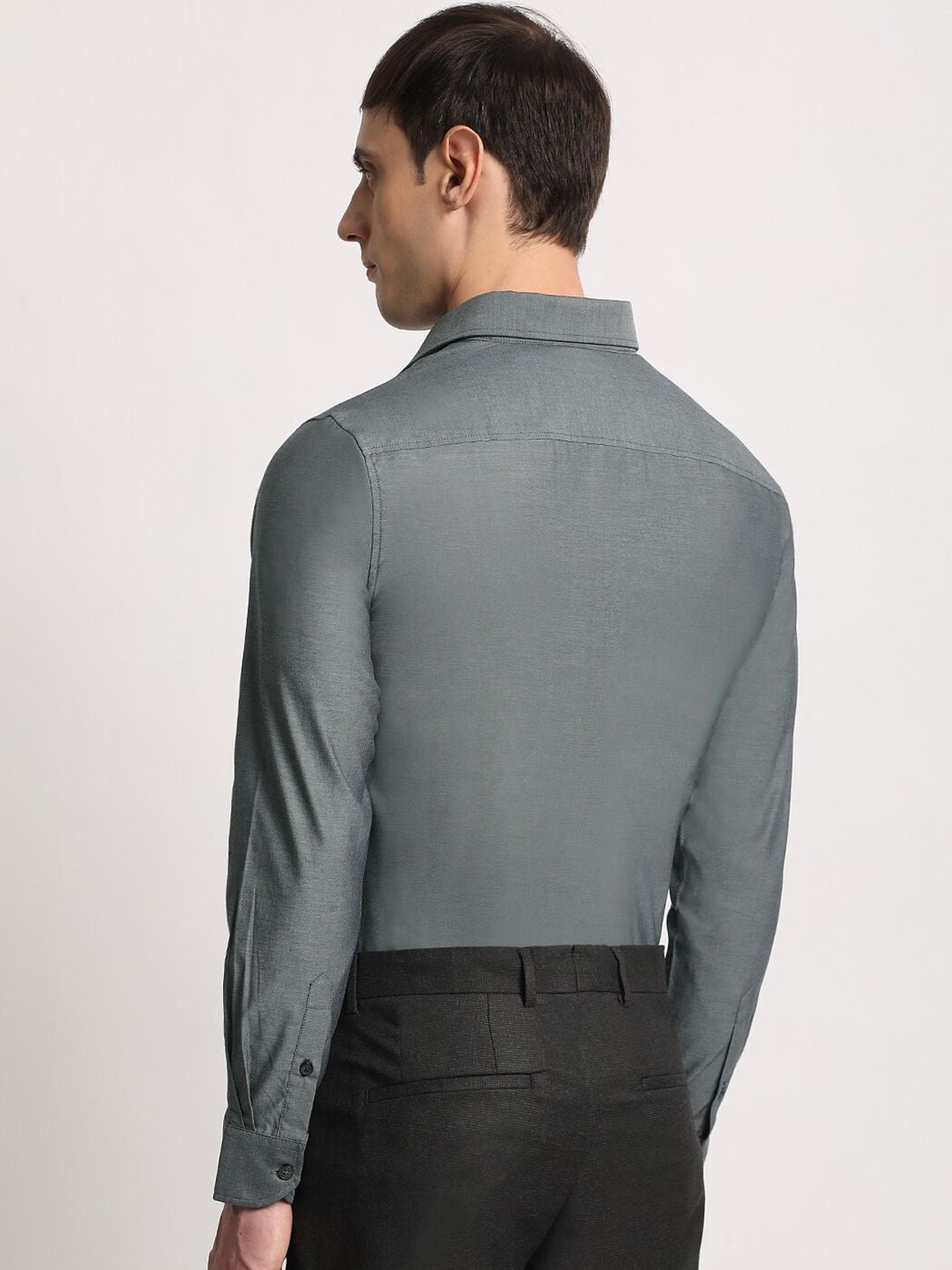 THE BEAR HOUSE Men Solid Tailored Fit Spread Collar Casual Shirt