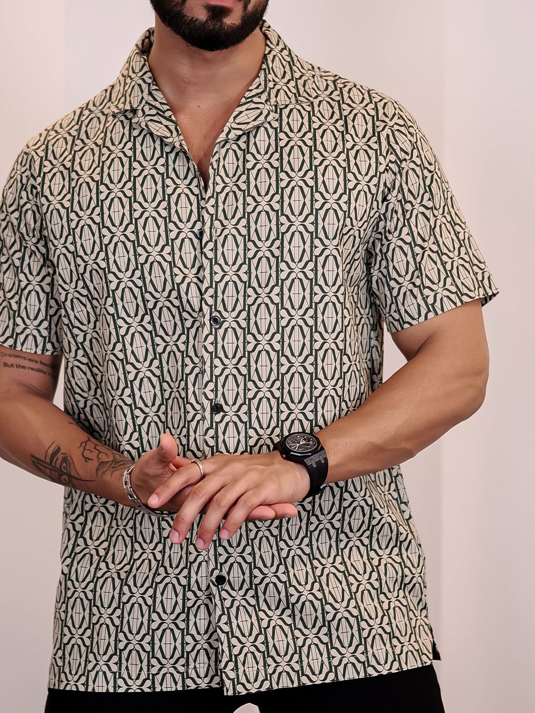Baju Kasual Kapas Kolar Cuba Eszett Bercetak Abstrak