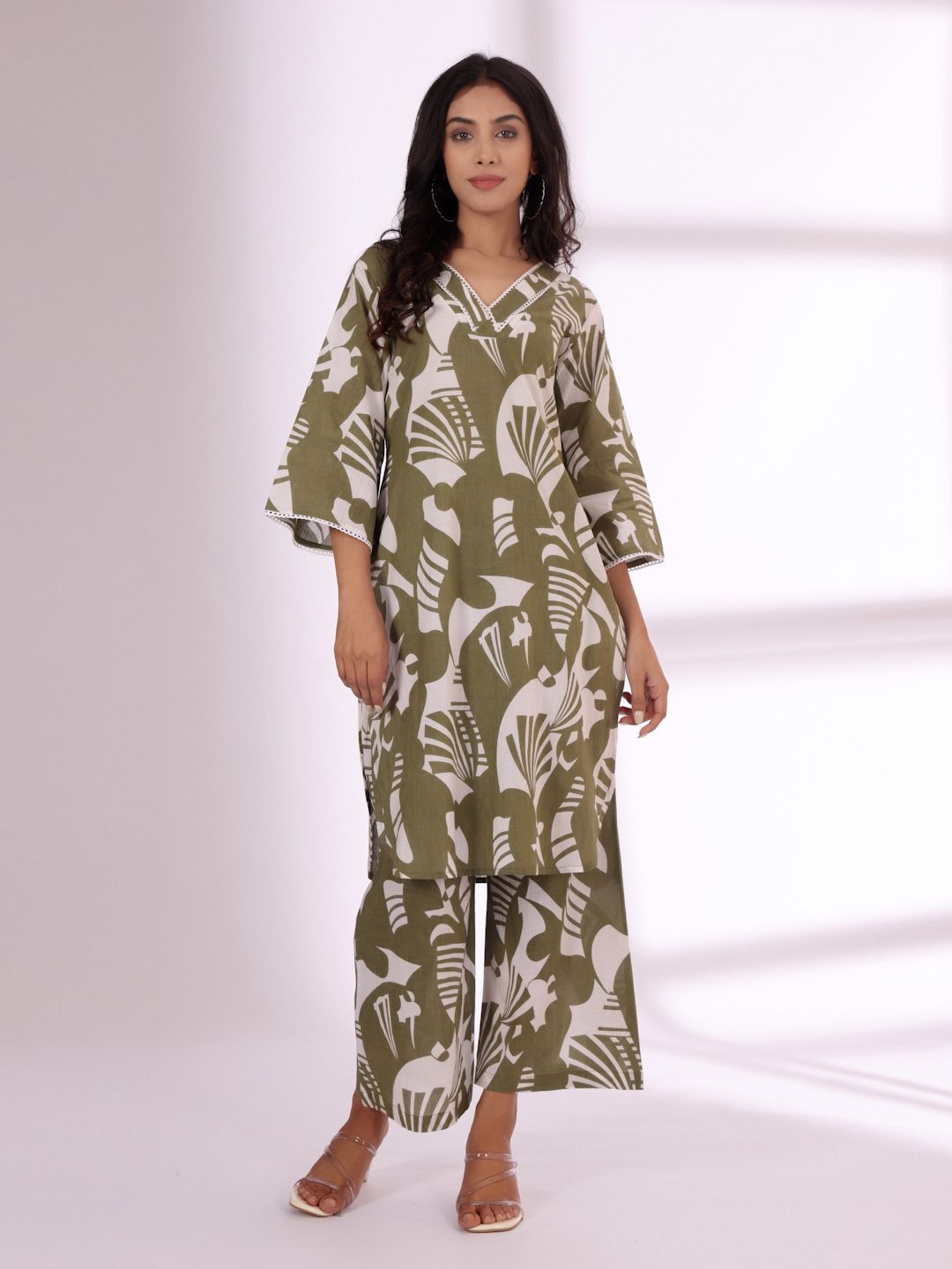 Varanga Floral Printed V-Neck Straight Kurta With Trousers