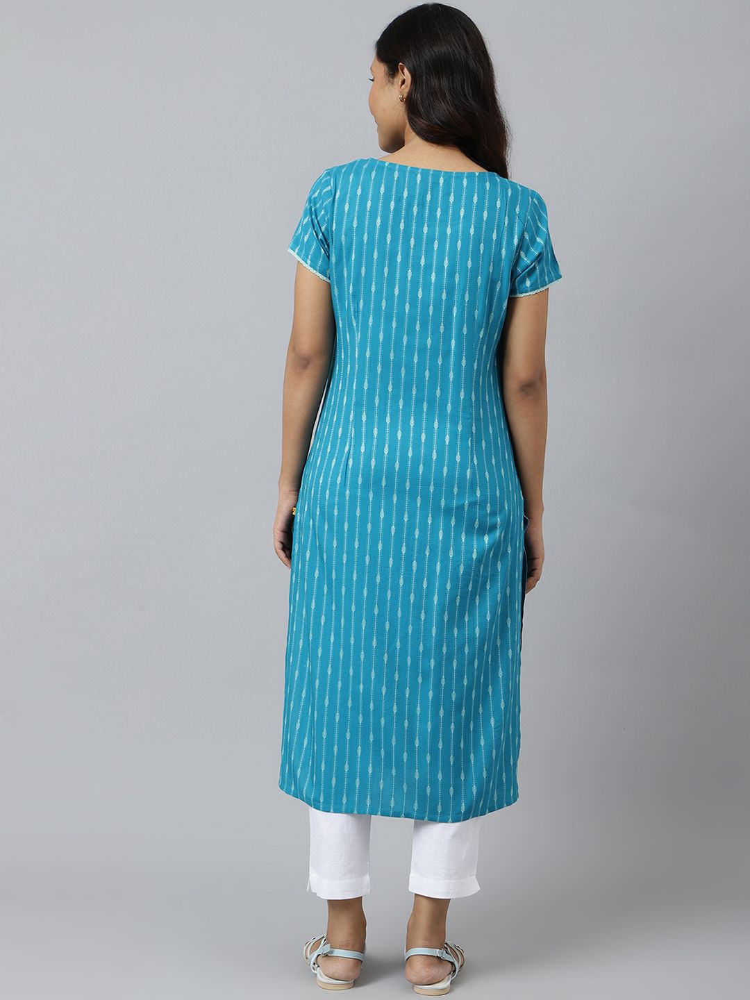 Aurelia Women Green Geometric Print Rayon Straight Kurta