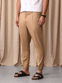 Lelaki Bowerbird yang disesuaikan dengan seluar berlapis vintaj