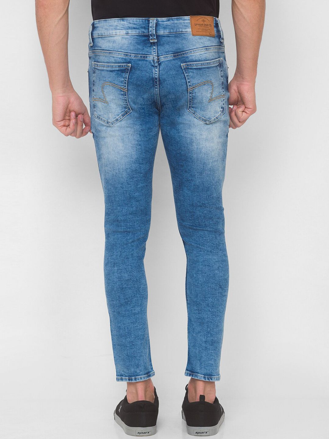 Spykar Men Blue Slim sesuai dengan seluar jeans pudar berat yang agak tertekan