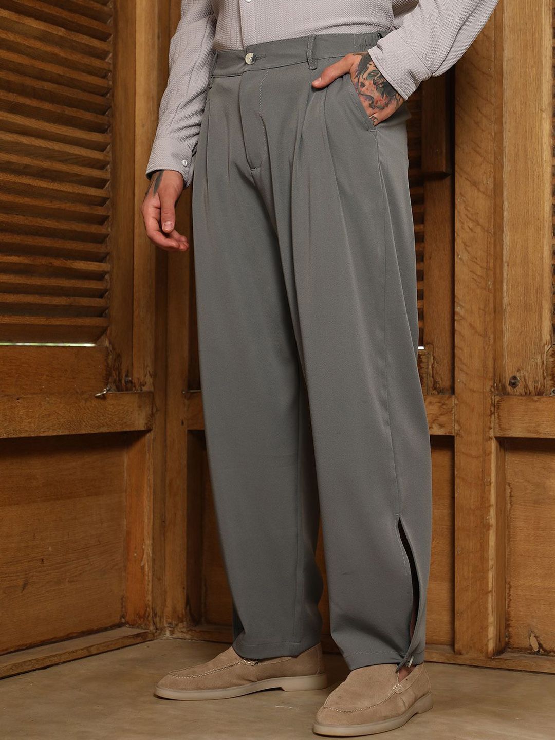 Campus Sutra Men Comfort Pleated Relaxed Fit Trousers
