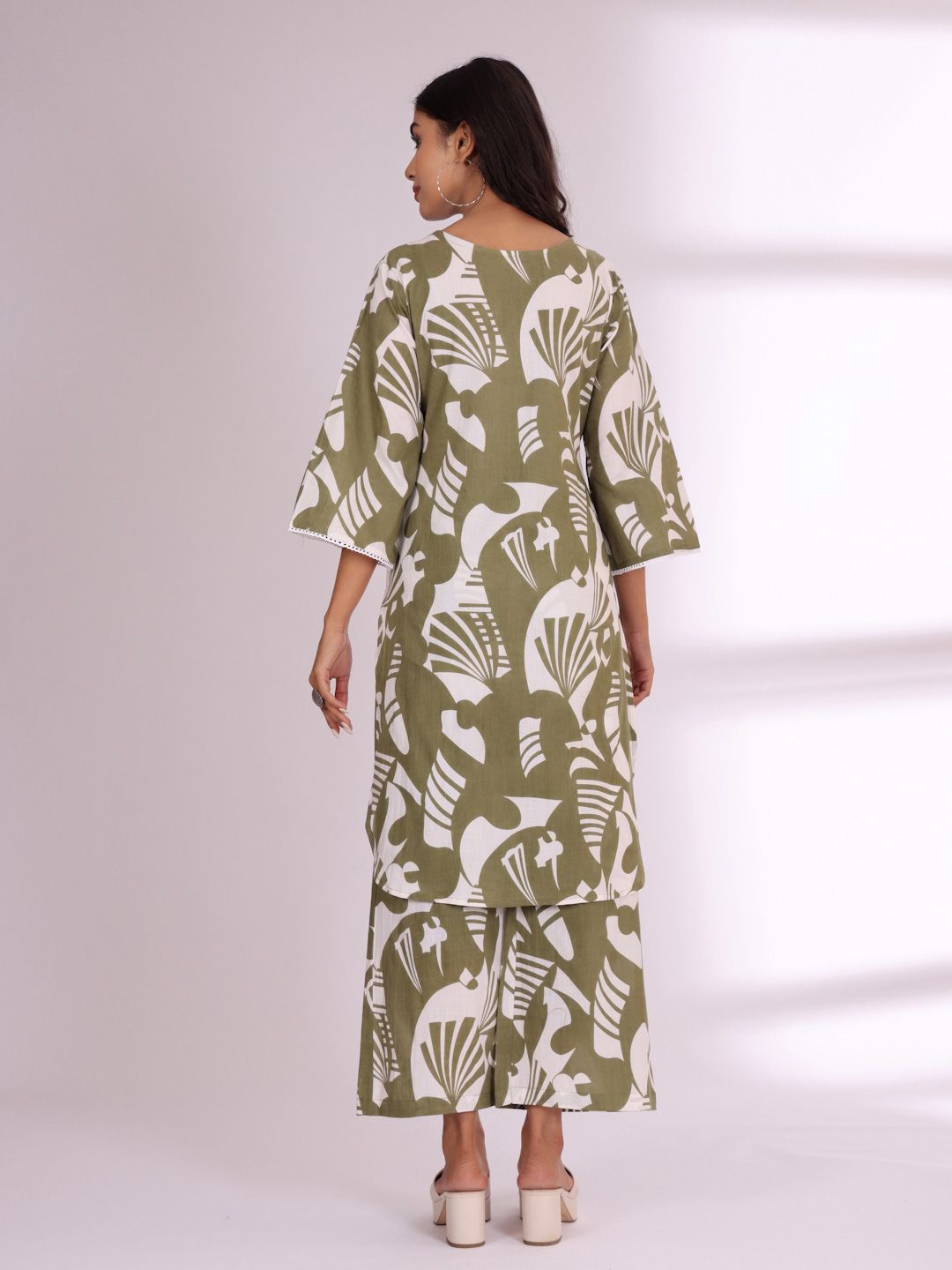 Varanga Floral Printed V-Neck Straight Kurta With Trousers
