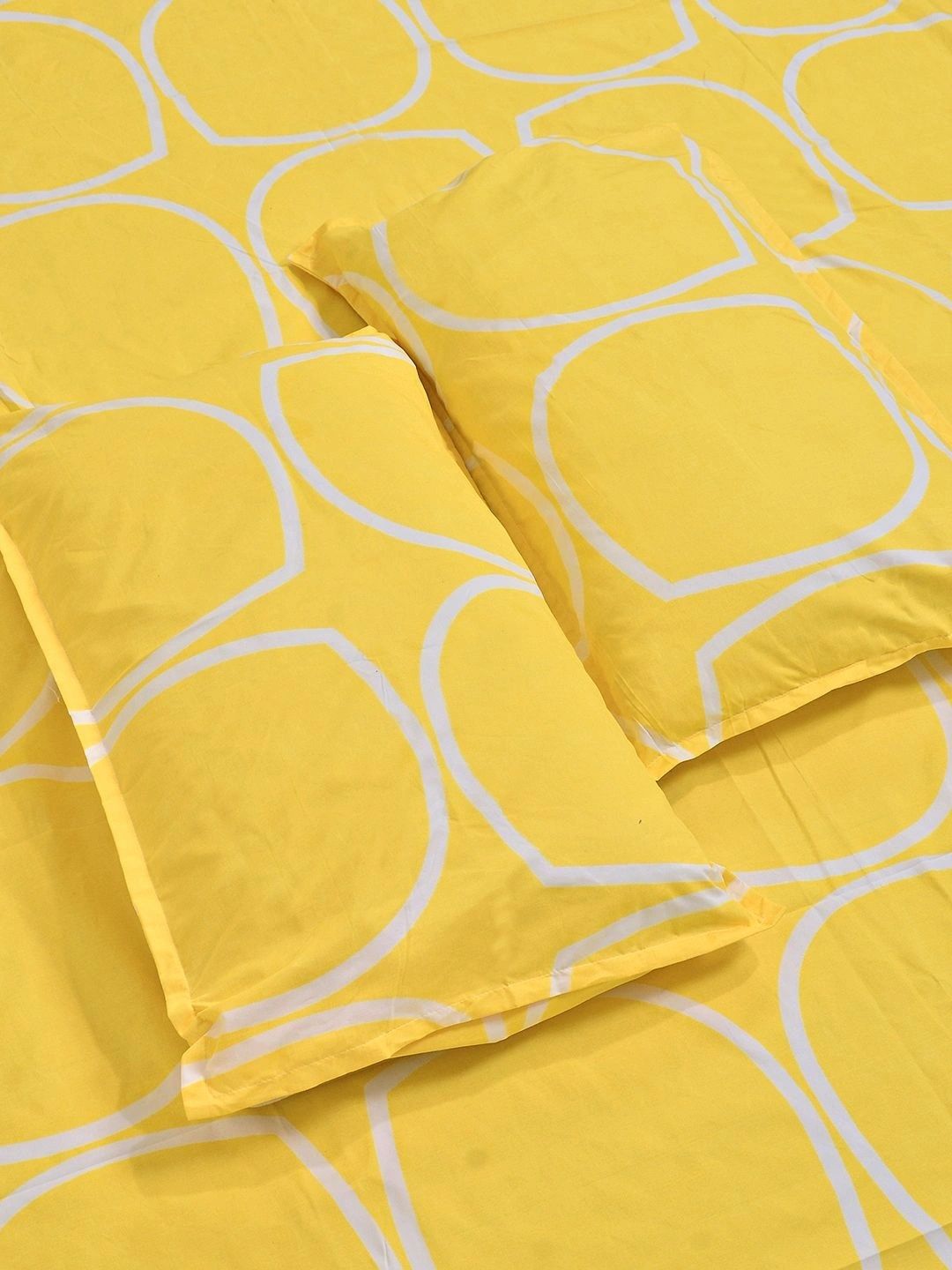 Moda Rapido X KLOTTHE Yellow Geometric Printed Flat 300 TC Bedsheet with 2 Pillow Covers