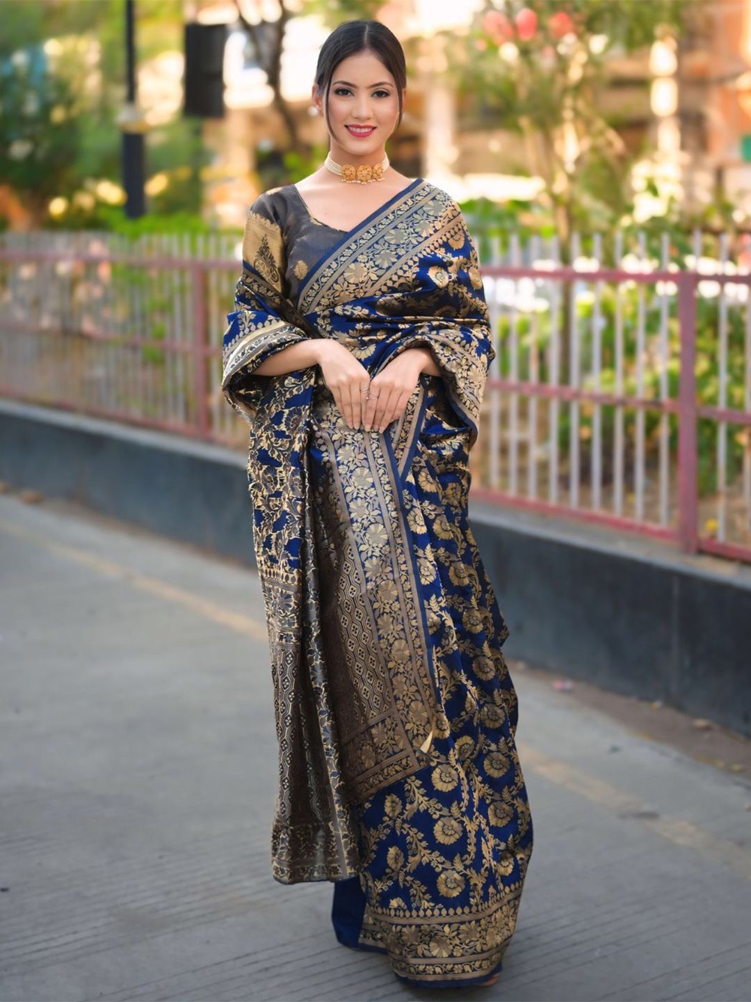 KALINI Ethnic Motifs Woven Design Zardozi Banarasi Saree with Blouse Piece