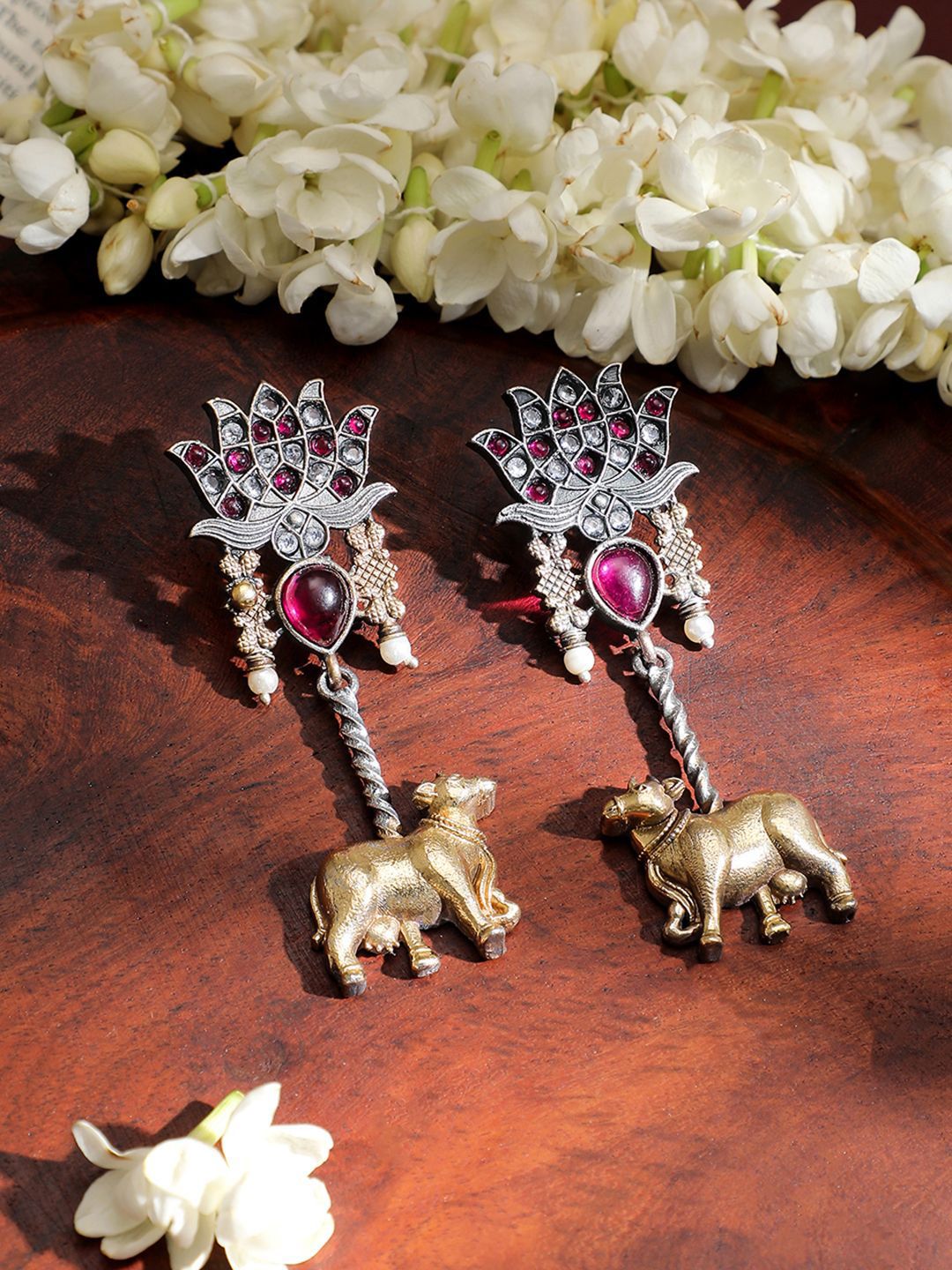 Rubans dwi-nada teroksida teroksida motif drop anting-anting dengan batu merah jambu dan pesona lembu emas