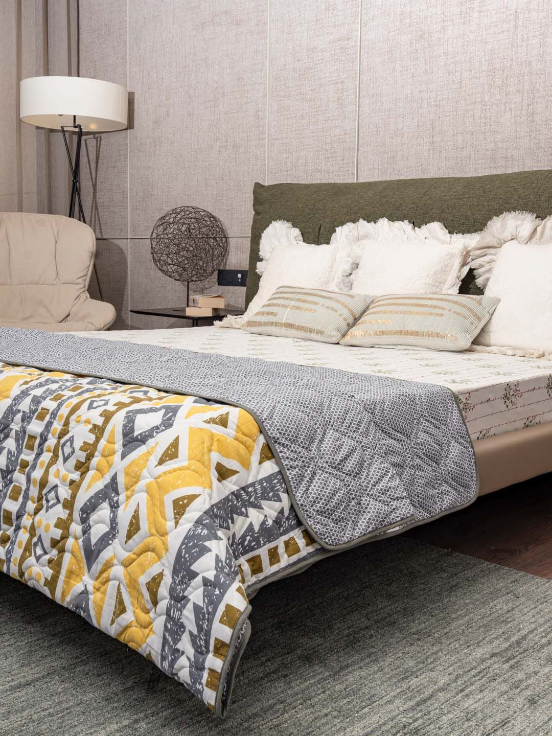 URBAN SPACE White & Yellow Geometric AC Room Double Bed Blanket