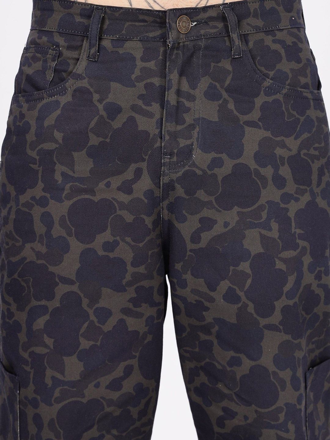 Eszett Men Camouflage Print Baggy Cargos Trousers