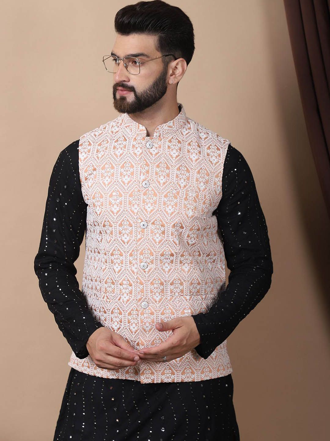 Kurta Kapas Tulen Bersulam Anouk Leheriya Hitam dengan Jaket Churidar & Nehru