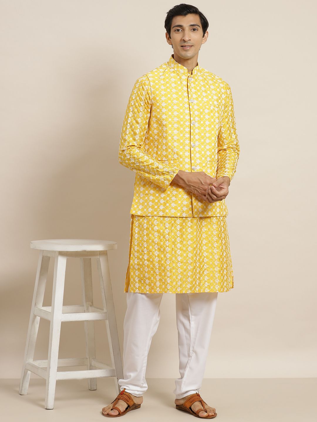 SOJANYA Lelaki Motif Etnik Kuning & Putih Sulam Kurta Churidar & Jaket