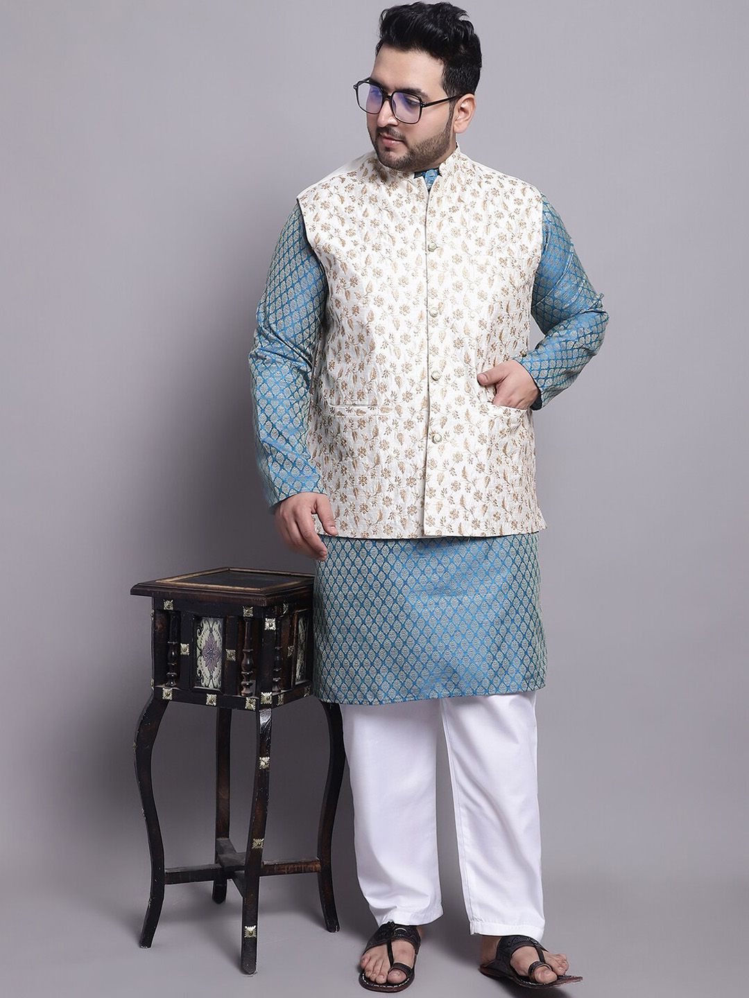 SOJANYA PLUS Plus Size Woven Design Kurta With Pyjamas & Nehru Jacket