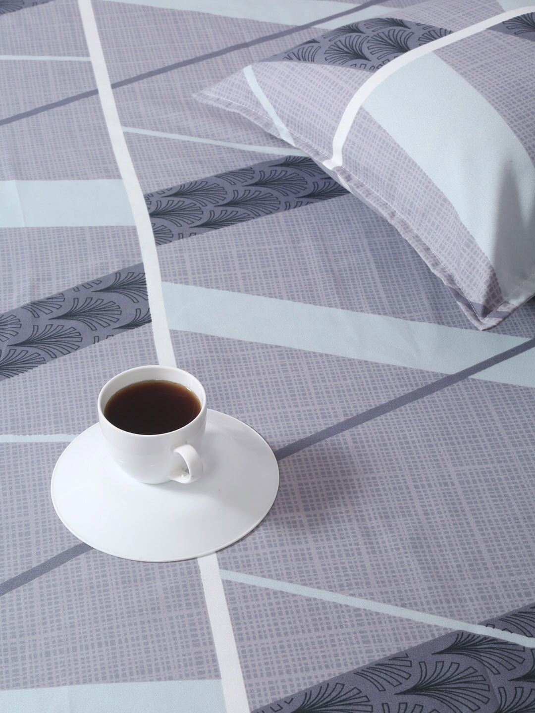 KLOTTHE Grey Geometric Polycotton 210 TC King Fine Bedsheet with 2 Pillow Covers-98 x 89 inches