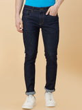 Menjadi lelaki manusia kurus jeans yang kurus