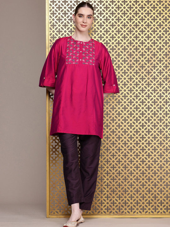 House of Pataudi Jashn Floral Embroidered Thread Work Kurti with Trousers