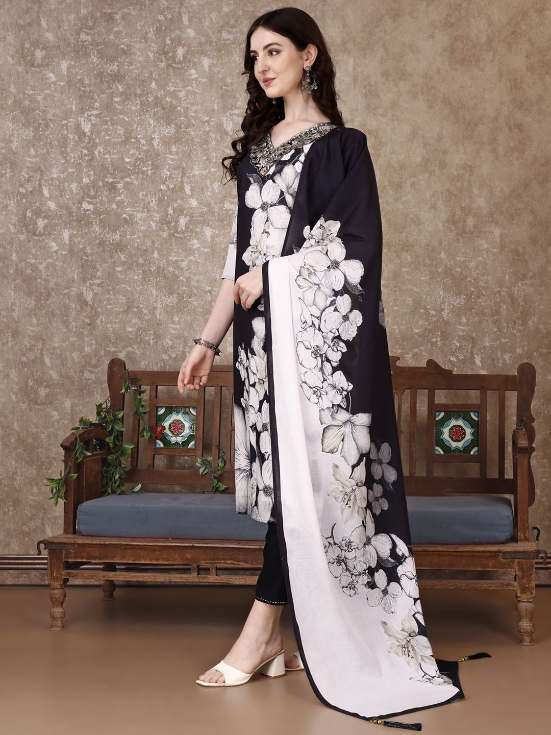 KALINI Women Floral Embroidered Regular Thread Work Kurta Trousers With Dupatta