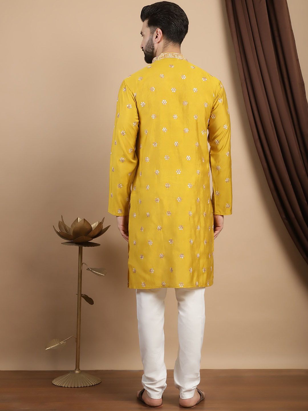 Anouk Kolar Mandarin Sulam Lengan Panjang Kurta Labuci dengan Churidar