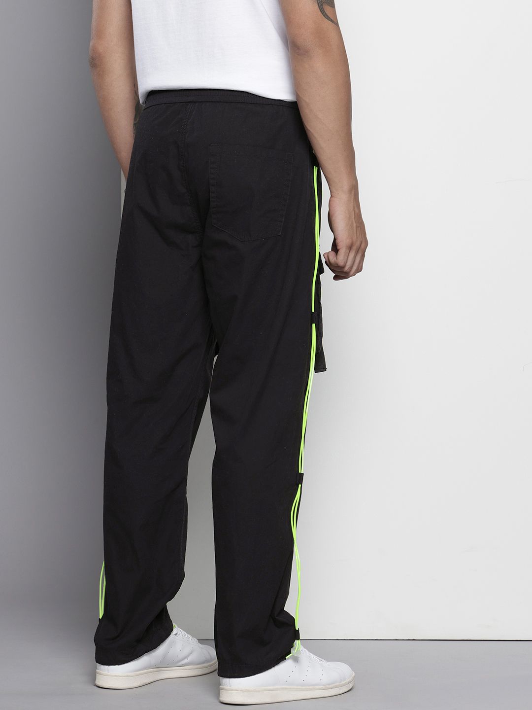 The Indian Garage Co Men Pure Cotton Poplin Toggle Relaxed Fit Cargo Style Joggers