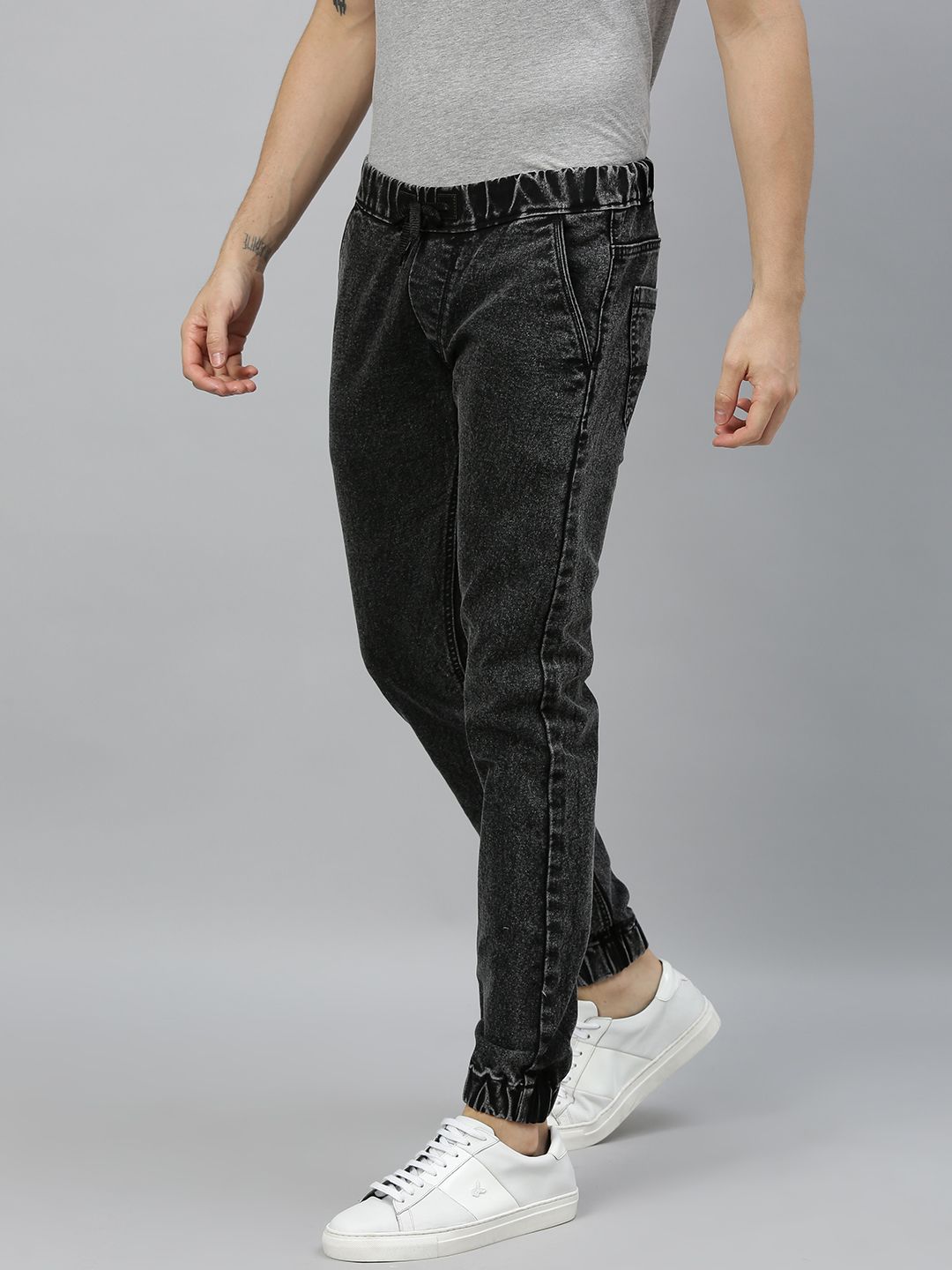 Urbano Fashion Men Black Slim Fit Mid-Rise Clean Look Acid Wash Stretchable Jogger Jeans