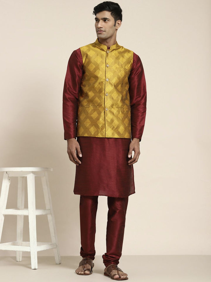 SOJANYA Men Maroon Kurta with Churidar