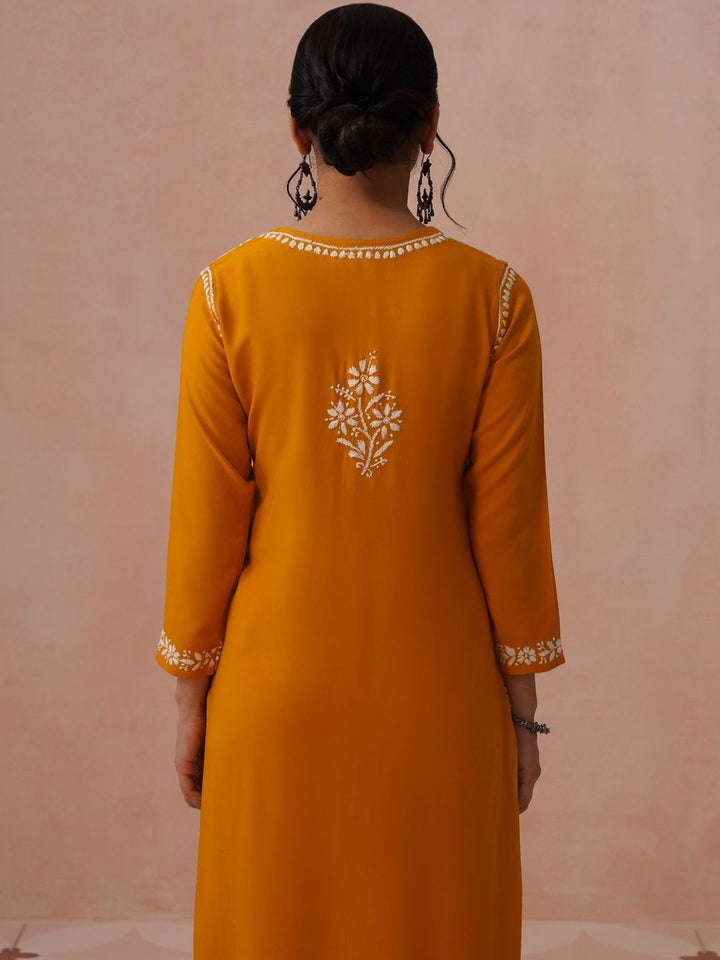 Rumah Chikankari Dihiasi Viscose Rayon Kurta Panjang Betis Lurus