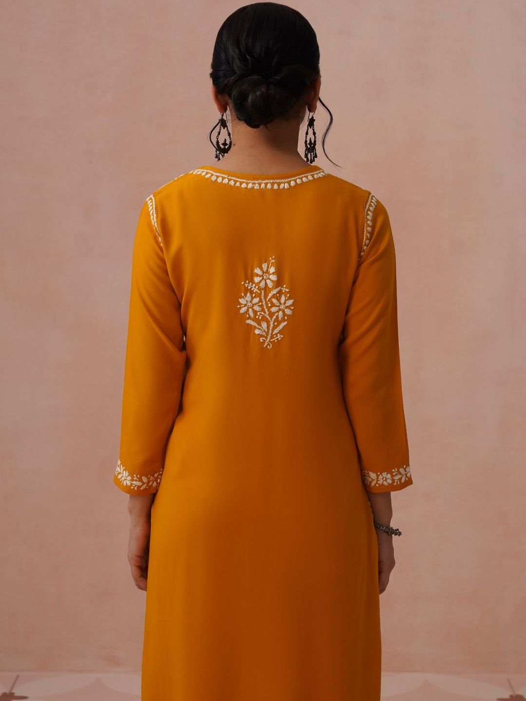 Rumah Chikankari Dihiasi Viscose Rayon Kurta Panjang Betis Lurus